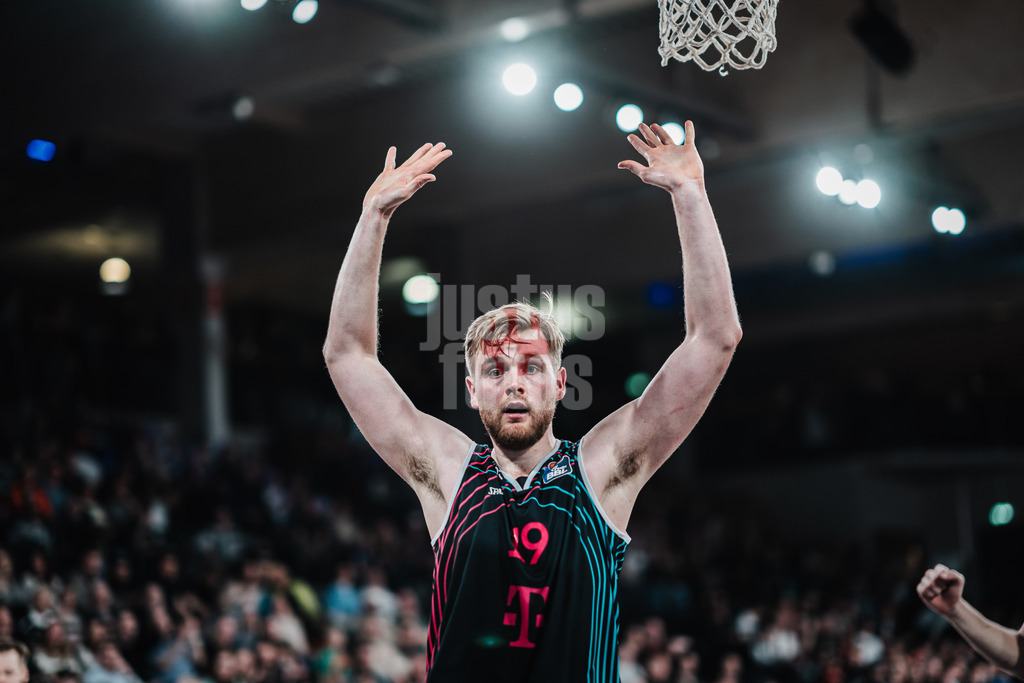 Basketball | Männer | Saison 2023/2024 | easyCredit Basketball Bundesliga | Veolia Towers Hamburg vs. Telekom Baskets Bonn | 03.02.2024 | Till Pape (#19, Telekom Baskets Bonn) beteuert seine Unschuld