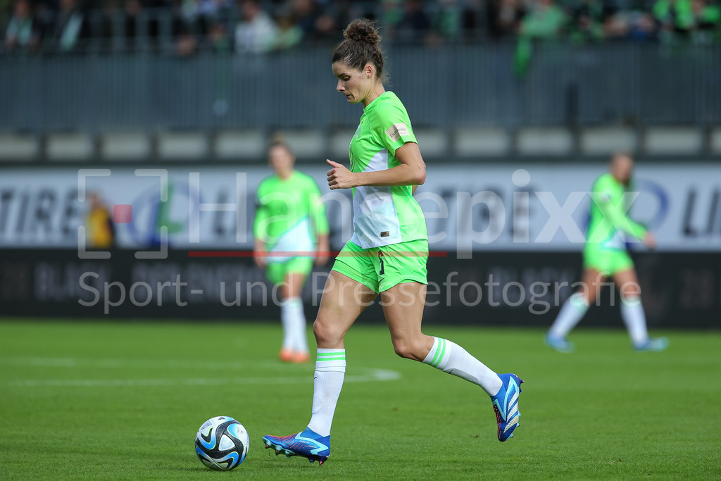Fussball, Google Pixel Frauen-Bundesliga, VfL Wolfsburg - TSG 1899 Hoffenheim | v.li.: Dominique Janssen (VfL Wolfsburg, 6) am Ball, Einzelbild, Ganzkörper, Aktion, Action, Spielszene, DIE DFB-RICHTLINIEN UNTERSAGEN JEGLICHE NUTZUNG VON FOTOS ALS SEQUENZBILDER UND/ODER VIDEOÄHNLICHE FOTOSTRECKEN. DFB REGULATIONS PROHIBIT ANY USE OF PHOTOGRAPHS AS IMAGE SEQUENCES AND/OR QUASI-VIDEO.