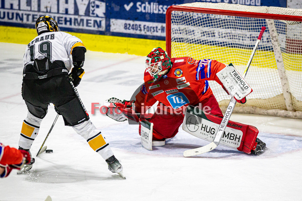 EC Peiting vs EV Füssen | Eishockey Oberliga Süd Vorrunde 2024/2025, EC Peiting vs EV Füssen, 20241002,Torchance Julian STRAUB (EVF 19),2024-10-02 in Peiting (Eisstadion)Julian STRAUB (EVF 19), Konrad FIEDLER (ECP Goali 30)Copyright: WolfgangxLindner foto-lindner.de