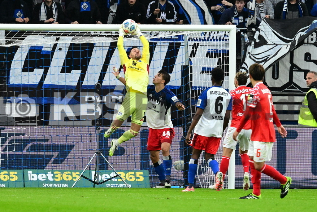 KBS Picture_HSV-Mainz05_014 | v.l. Heuer Fernandes Daniel (HSV) , Vuskovic Luka (HSV) , Lokonga Albert Sambi (HSV) ,Sportplatz :  Volksparkstadion, - Realisiert mit Pictrs.com
