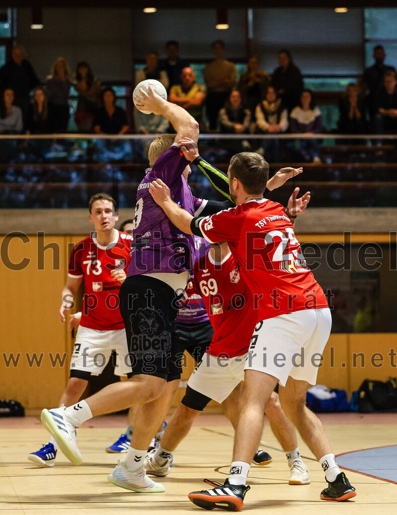 2024-10-20_061_SpVgg_Altenerding_II_gegen_TSV_Taufkirchen-Vils | Erding, Deutschland, 20.10.2024:Handball, Bezirksliga Männer Ost 2024 / 2025, 3. Spieltag, SpVgg Altenerding II gegen TSV Taufkirchen/Vils, Endergebnis: 15:20Jakob Obermair (SpVgg Altenerding, #19), Christoph Huber (TSV Taufkirchen/Vils, #25)Foto: Christian Riedel / fotografie-riedel.net