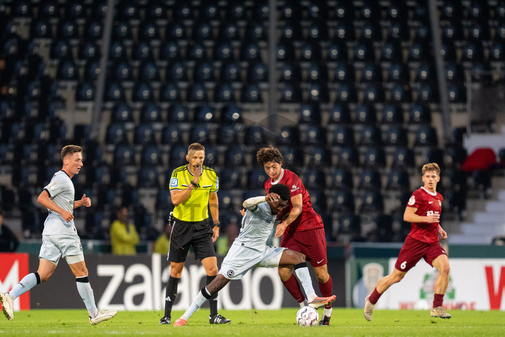 SG Sonnenhof Großaspach vs. Arminia Bielefeld, Fussball, DFB-Pokal, 1. Runde, 22.08.2026 | Franz Bleicher (SG Sonnenhof Großaspach, #04),SG Sonnenhof Großaspach vs. Arminia Bielefeld, Fussball, DFB-Pokal, 1. Runde, 22.08.2026,DFB regulations prohibit any use of photographs as image sequences and/or quasi-video