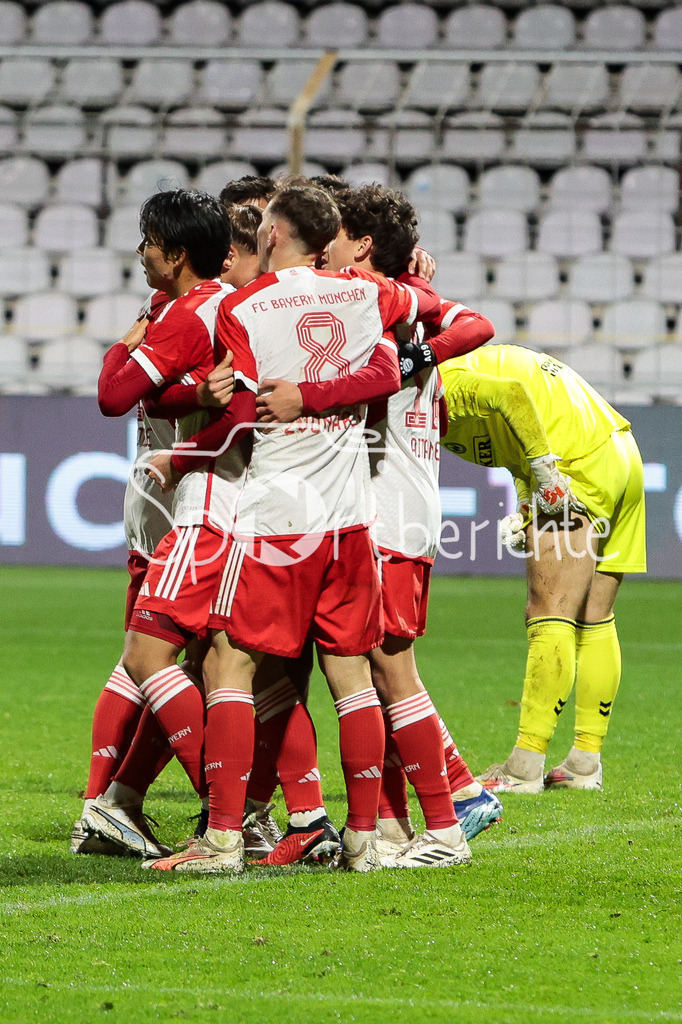FC Bayern Amateure - SV Wacker Burghausen | Der Jubel nach dem Tor zum 4-1 durch David JONATHANS (FCB #27) / Freude / Torschuetze / Treffer