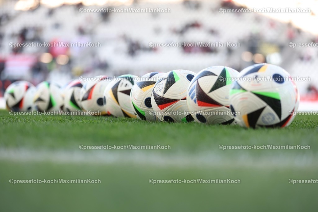 RWE06042501177 | 2025.04.06, Fußball, 3.Liga, Rot-Weiss Essen - FC Hansa Rostock, Stadion Hafenstraße, Saison 2024 2025: Offizieller Spielball der 3.Liga liegt auf dem Spielfeld BodenDFB regulations prohibit any use of photographs as image sequences and or quasi-video.