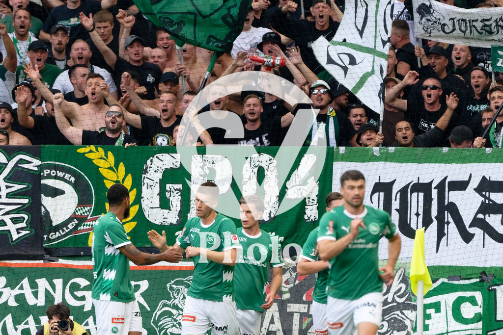 Brack Super League - Servette FC v FC Saint-Gall | Willem Geubbels (9 FC Saint-Gall) celebrates after scoring his team's first goal with teammates during the Brack Super League match between Servette FC and FC Saint-Gall at Stade de Geneve in Geneva, Switzerland