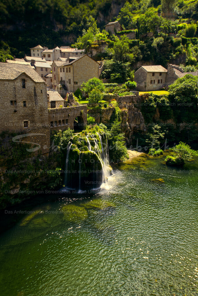 Wandbild "Wasserfall" Frankreich | People- und Tierfotografie, Imageaufnahmen, Veranstaltungsfotografie und Wandbilder aus der Natur ★ Made in Germany ✔️ Druck + Downloads ✔️ Naturfotografie in Top Qualität ★ schneller Versand, weltweite Lieferung! - Realisiert mit Pictrs.com