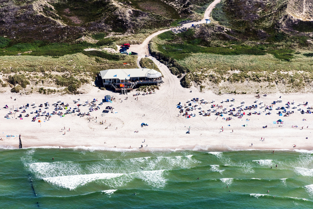 dr__0039529.jpg | KAMPEN (SYLT) 23.07.2019 Strandkorb- Reihen am Sand- Strand im Küstenbereich vor der Gastronomie Buhne 16 in Kampen (Sylt) im Bundesland Schleswig-Holstein, Deutschland. // Beach chair on the sandy beach ranks in the coastal area vor of Gastronomie Buhne 16 in Kampen (Sylt) in the state Schleswig-Holstein, Germany. Foto: Daniel Reiter