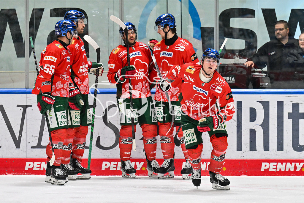 Augsburger Panther - ERC Ingolstadt | AUGSBURG, GERMANY - 12. DECEMBER: Jubel der Hausherren nach dem Treffer zum 3-2 durch Alexander BLANK (Augsburger Panther 26) / Tor / Torschuetze / Freude / Happy / während dem Match zwischen den Augsburger Panthern und dem ERC Ingolstadt am 27. Spieltag der Penny DEL im Curt Frenzel Stadion