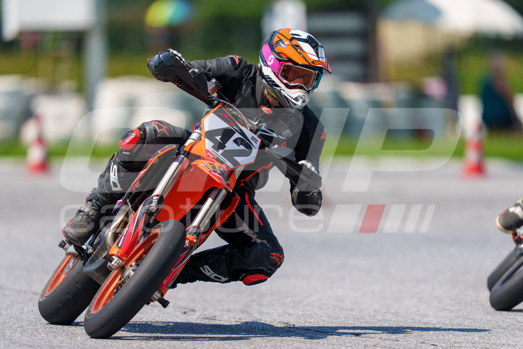 G-Cup + Supermoto Staatsmeisterschaft + Hungarian Supermoto Championship | GRIPcapture steht für authentische Sportfotografie in Österreich – für Momente, die mehr sind als Geschwindigkeit oder Ergebnis. Es geht um Emotion, Spannung, Fokus und den Augenblick, der oft nur einen Wimpernschlag dauert.Ob Motorsport, Teamsport oder 