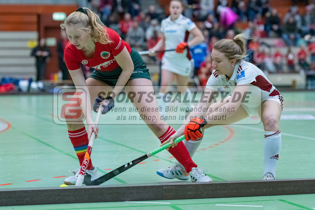 HK_20230122_103042 | 1. Bundesliga ( Halle ) Damen Crefelder HTC - Rot-Weiss Köln am 22.1.2023 Crefelder HTC  ( CHTC ) Halle Glockenspitz , Krefeld , Küskes Anna ( Crefelder HTC #44 ) , Camille Nobis ( Rot-Weiss Köln #17 )