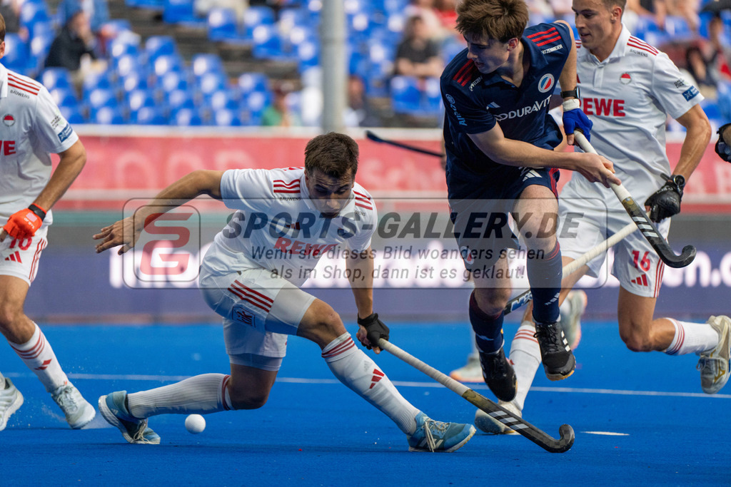 Final4_20250531-1917-HK108175 | Krefeld, Deutschland, 31.05.2025:  Feldhockey Final4 2025 – „Deutsche Feldhockey-Meisterschaften 2025“ im Gerd-Wellen-Hockeyanlage am 31.05.2025 in Krefeld, Deutschland. (Foto von Kramhöller/Fehrmann/Kaste)Krefeld, Germany, 31.05.2025: Feldhockey Final4 2025 – „Deutsche Feldhockey-Meisterschaften 2025“ in Gerd-Wellen-Hockeyanlage at 31.05.2025 in Krefeld, Deutschland. (Foto from Kramhöller/Fehrmann/Kaste)