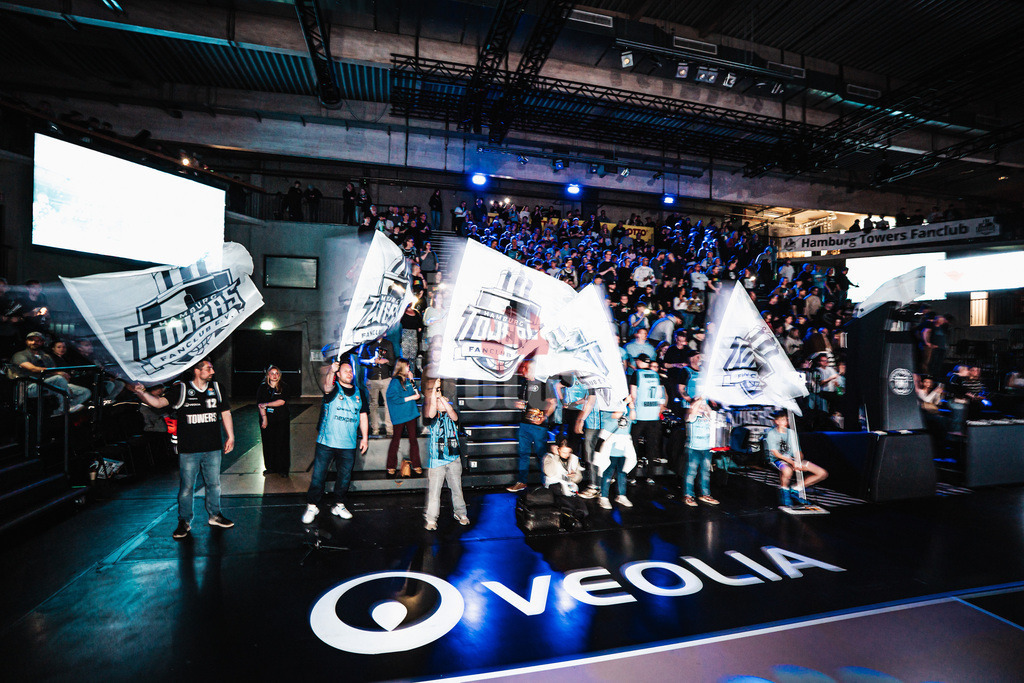Basketball | Männer | Saison 2025/2026 | easyCredit Basketball Bundesliga | 13. Spieltag | Veolia Towers Hamburg vs. Rostock Seawolves | 22.04.2026 | Der Towers Fanclub schwenkt Flaggen beim Einlauf des Teams
