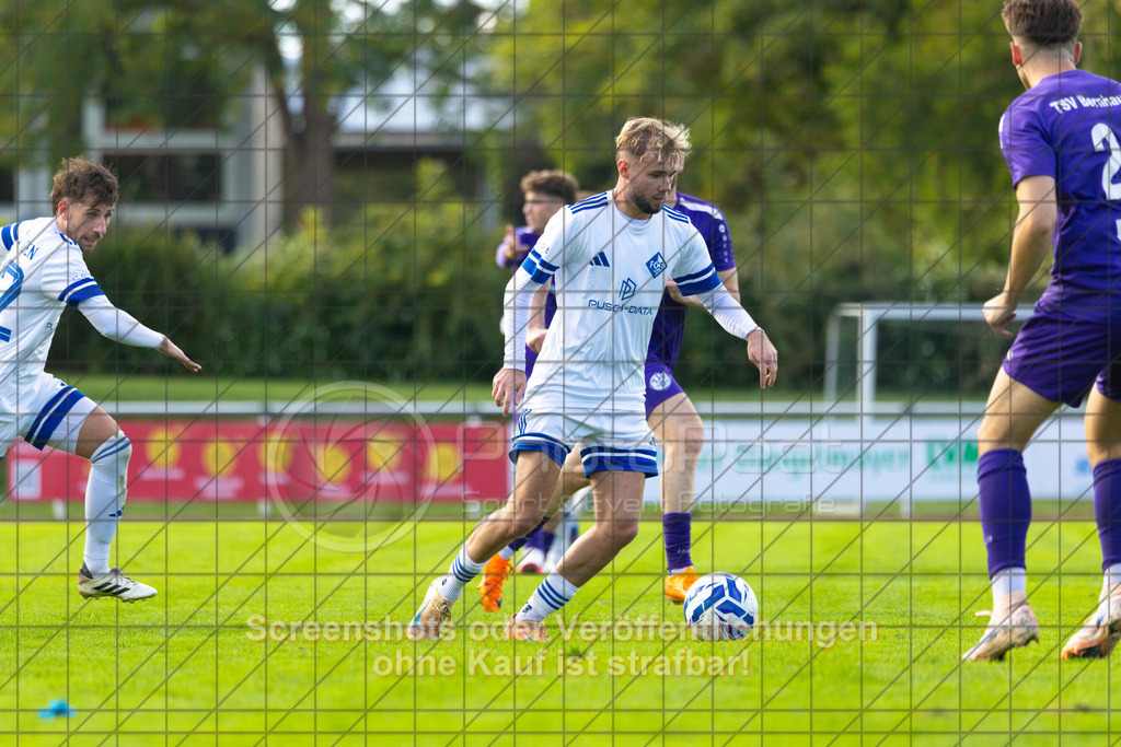 20261010_155324_0613_(c)_by_PhotoPeet | #,1.FC Eislingen (weiß) vs. TSV Bernhausen (lila), Fussball, Landesliga 2 - wfv, 11. Spieltag, Saison 2026/2027, Rasenplatz, Eichbachstation, Haldenstraße, 73054 Eislingen, 10.10.2026 - 15:30 Uhr,Foto: PhotoPeet / Sport- &amp; Eventfotografie / Peter Harich