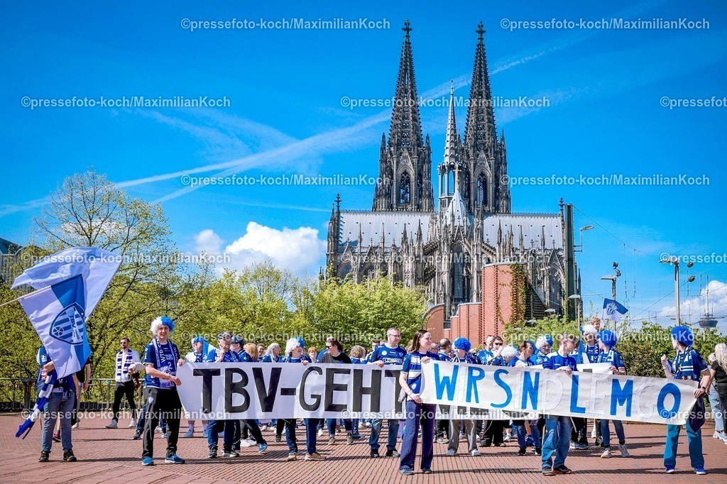 xSSCx18042601073 | 18.04.2026, xsscx, Handball, DHB-Pokal Lidl Final4, Saison 2025 / 2026 Herren, Lanxess Arena, Köln: Fans beim Fanmarsch des TBV Lemgo-Lippe auf dem Weg zur Lanxess Arena Photo: xSandraxScherningxPressefotoKochx