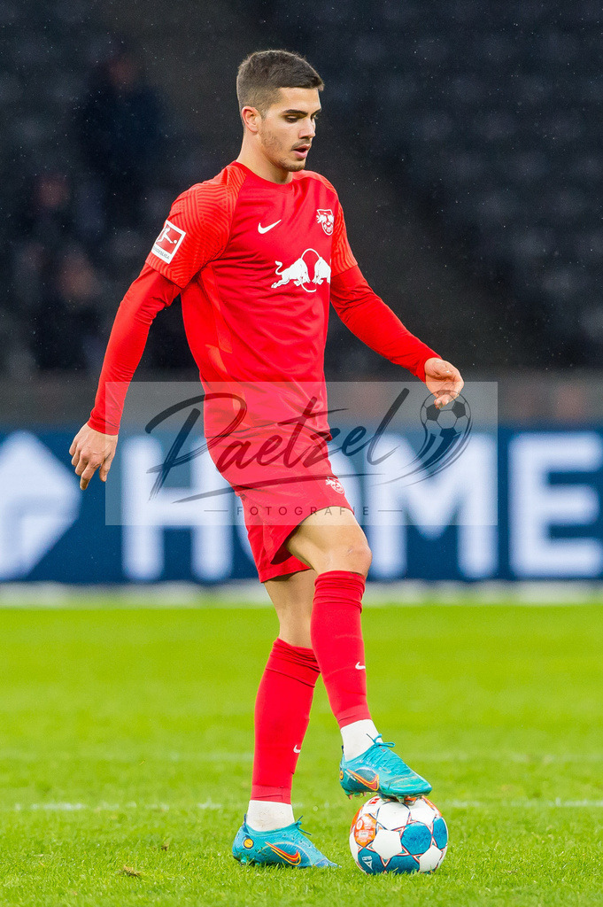 BSCRBL20220220_238 | Fussball, Herren: Andre Silva (RB Leipzig) in Aktion, am Ball, Einzelaktion bei dem Spiel der 1. Bundesliga zwischen Hertha BSC und RB Leipzig im Olypiastadion am 20.02.2022 in Berlin, Deutschland.DFB / DFL REGULATIONS PROHIBIT ANY USE OF PHOTOGRAPHS AS IMAGE SEQUENCES AND/OR QUASI-VIDEO. - Realisiert mit Pictrs.com