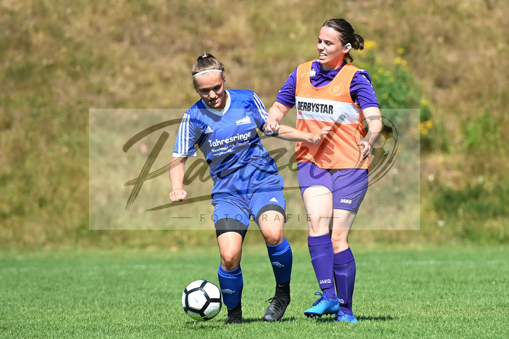 VFBGRE20200816_0020 | Fussball, Frauen:   bei dem Testspiel zwischen VfB Schinkel und TSG 07 Burg Gretesch IV auf der Sportanlage am Zuschlag am 16.08.2020 in Osnabrueck, Deutschland. - Realisiert mit Pictrs.com