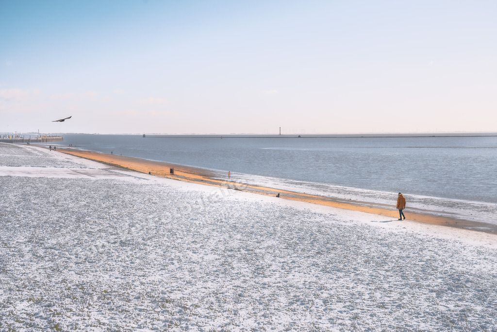 074 Wilhelmshaven Schnee - 11-03-2023 -R Ganske | Onlineshop mit Bildern von Stränden, Häfen und Meer. Leinwände, Poster, Kalender und andere Materialien erhältlich. Kommerzielle Lizenzen möglich.  - Realisiert mit Pictrs.com