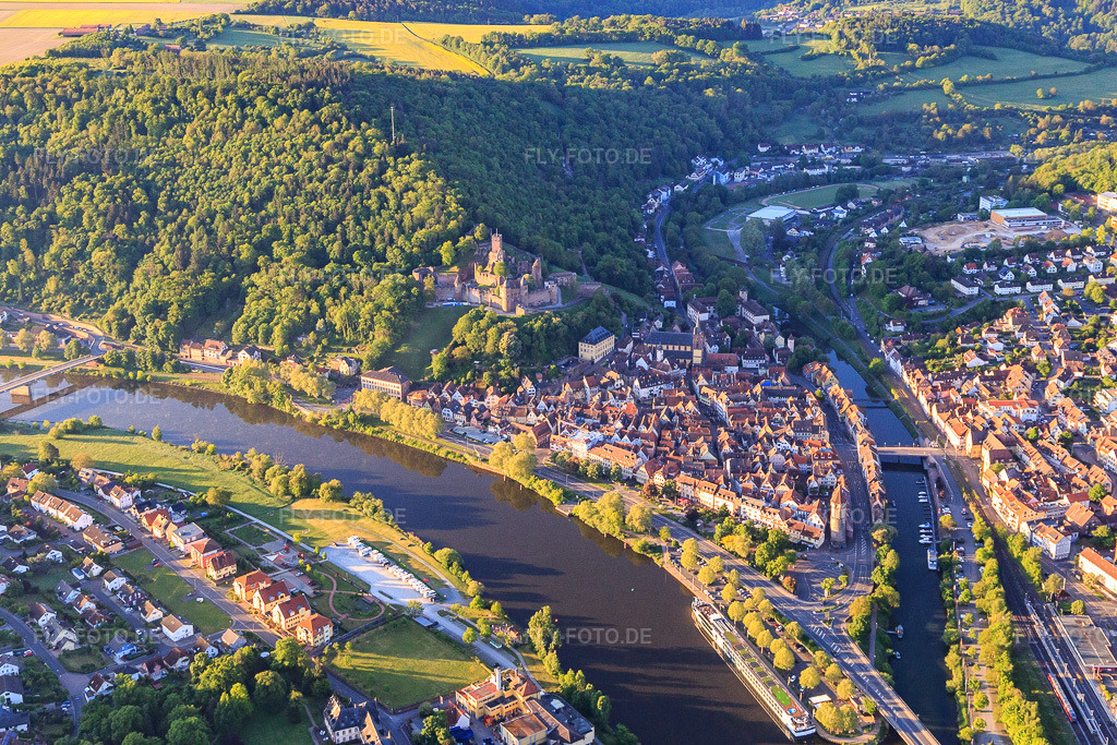 Luftbild: Taubermündung in den Main unter Schloss Burg Wertheim über der Altstadt in Wertheim im Bundesland Baden-Württemberg in Deutschland. Foto: IMG_146619.jpg vom 11.05.2025 durch Werner Riehm/FLY-FOTO.deBurg Wertheim