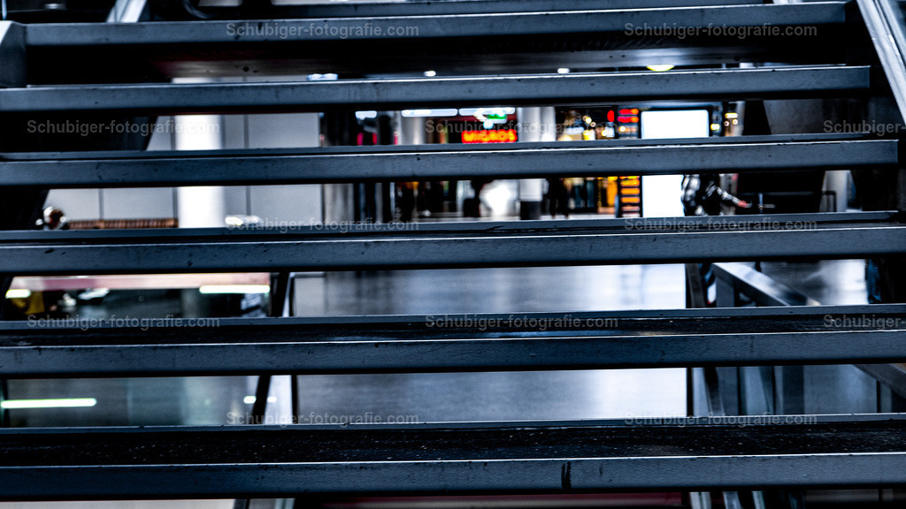 Treppe im Bahnhof | Treppe im Bahnhof - Realisiert mit Pictrs.com