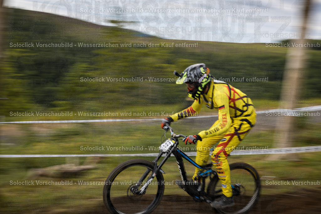 Action im Bikepark Winterberg – iXS Downhill Cup 2025 | Hier ist eine detaillierte Analyse des Bildes, kategorisiert nach verschiedenen Aspekten: - Realisiert mit Pictrs.com