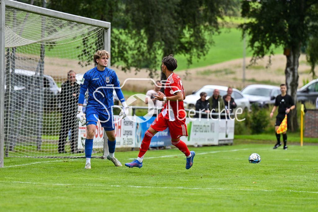 SSV Ulm 1846 Fussball U19 - FC Bayern München U19 | Jubel nach dem Elfmeter Treffer zum 1-2 durch Roy SNIP (FC Bayern U19 #15) / Tor / Torschuetze / Freude / Happy / U19 DFB Nachwuchsliga: SSV Ulm 1846 Fussball - FC Bayern München, Hauptspielfeld Langenau am 02.08.2025