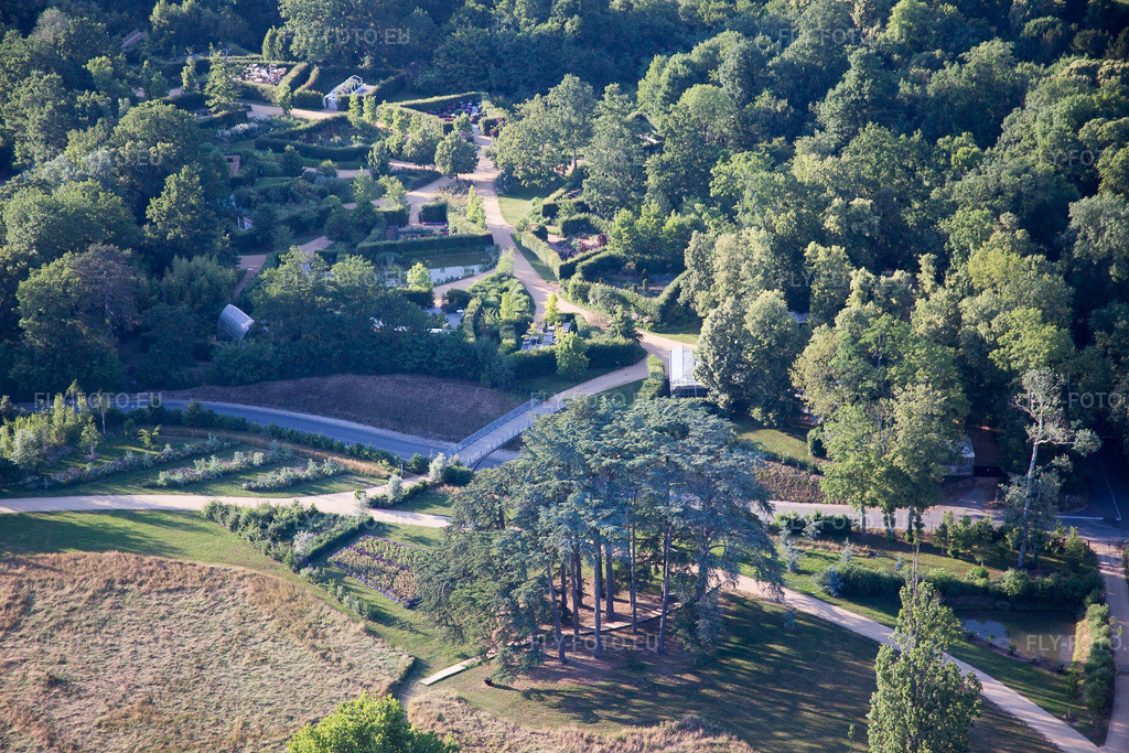 Vue aérienne: Vue de la ville à Chaumont-sur-Loire dans le département Loir et Cher, France. Photo: IMG_081251.jpg prise le 19/06/2015 par Werner Riehm/FLY-FOTO.euRésolution de l'original: 5472 x 3648 px