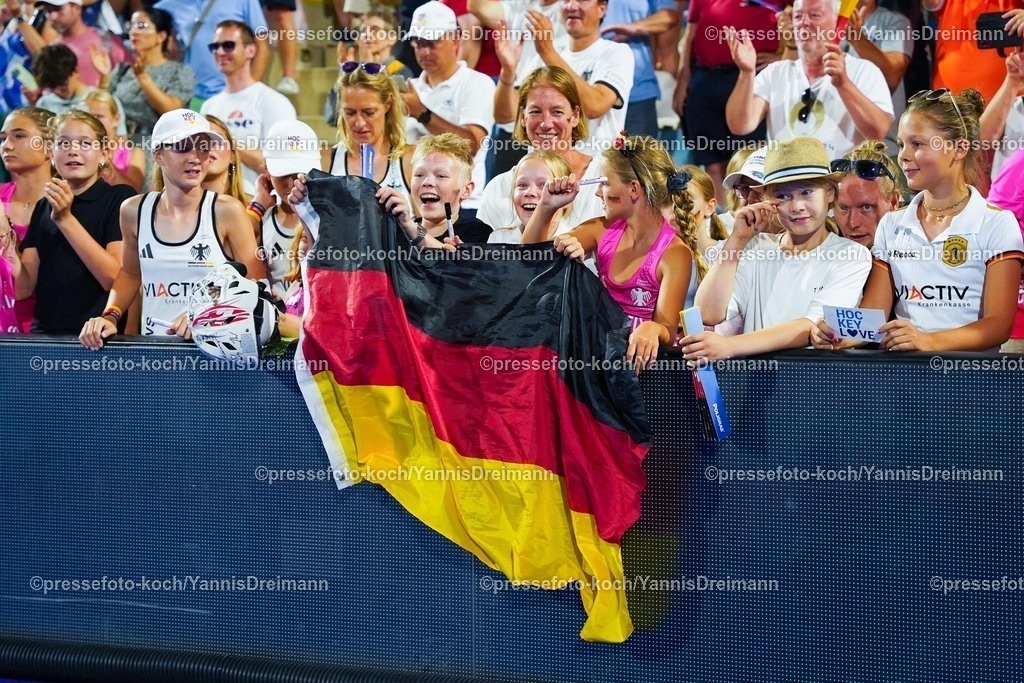 xydrx15082504082 | 15.08.2025, xydrx, Frauen EuroHockey Championship 2025, Halbfinale, Belgien - Deutschland, Sparkassenpark Mönchengladbach: Deutsche Fans freuen sich über den Final Einzug der Danas