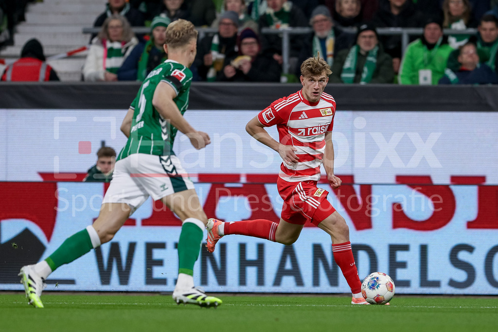 Fussball, Bundesliga, SV Werder Bremen - 1. FC Union Berlin | Aljoscha Kemlein (1. FC Union Berlin, 6) am Ball, Einzelbild, Ganzkörper, Aktion, Action, Spielszene, DIE DFL-RICHTLINIEN UNTERSAGEN JEGLICHE NUTZUNG VON FOTOS ALS SEQUENZBILDER UND/ODER VIDEOÄHNLICHE FOTOSTRECKEN. DFL REGULATIONS PROHIBIT ANY USE OF PHOTOGRAPHS AS IMAGE SEQUENCES AND/OR QUASI-VIDEO.