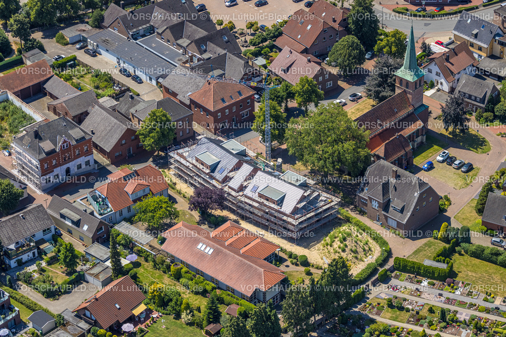 Huenxe220702666 | Luftbild, Dorfkirche Hünxe, dahinter Baustelle mit  Neubau eines Mehrfamilienhauses, Hünxe, Ruhrgebiet, Nordrhein-Westfalen, Deutschland