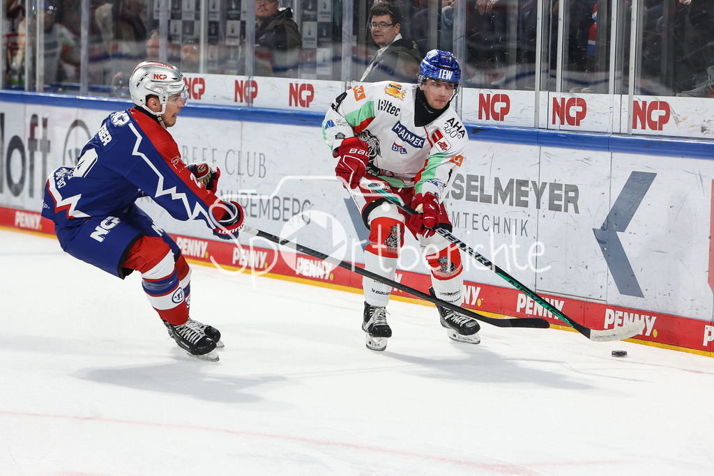 Nürnberg ICE Tigers - Augsburger Panther | Marcus WEBER (EHC #24) im Duell mit Justin VOLEK (AEV #9) / zweikampf / DEL Retro Game