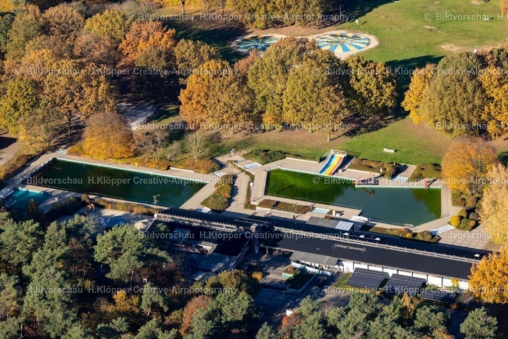 Luftbilder Walbeck-7608 | Luftbildfotografie Herbstliche verfärbte Vegetationsansicht Offenes Schwimmbecken des Freibades " Waldfreibad Walbeck " an der Straße Am Freibad in Walbeck im Bundesland Nordrhein-Westfalen, Deutschland - Realisiert mit Pictrs.com