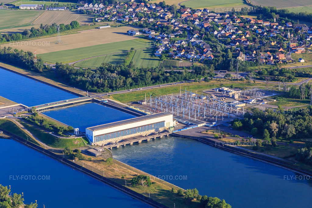 Aerial view: Centrale hydroélectrique in Vogelgrun in the state Haut-Rhin, France. – Photo: IMG_147848.jpg taken on 05/30/2025 by Werner Riehm/FLY-FOTO.com – Resolution of the original: 5251 x 3501 px – WWW.EDF.FR