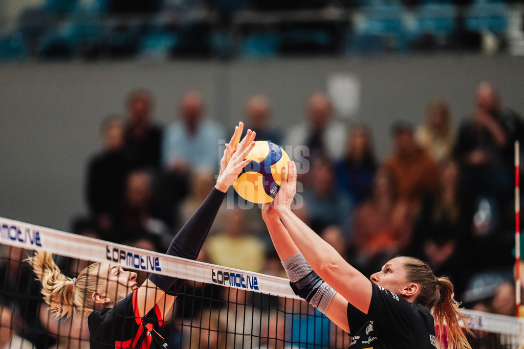 Volleyball | Frauen | Saison 2025/2026 | Volleyball Bundesliga | ETV Hamburger Volksbank Volleys vs. VfB Suhl LOTTO Thüringen | 07.03.2026 | Drückduell v.l. Anna Hartig (#5, ETV Hamburger Volksbank Volleys) und Lara Nagels (#3, VfB Suhl LOTTO Thüringen)