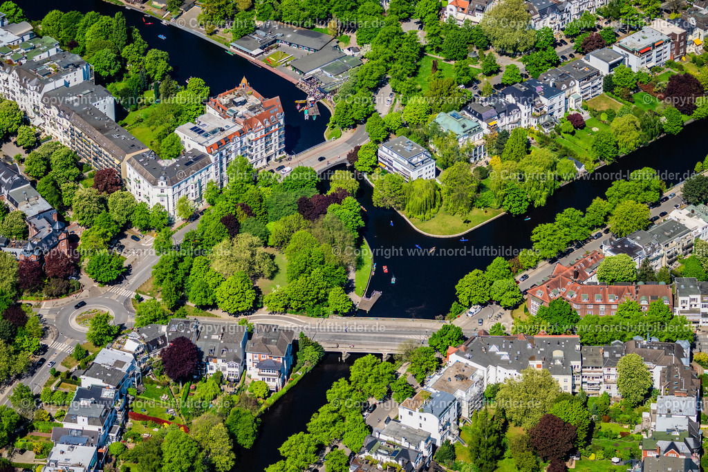 Hamburg_Winterhude_Heilwigpark_ELS_3576010525 | HAMBURG 01.05.2025 Fluß - Brückenbauwerk zur Überquerung am Isebekkanal entlang der Heilwigstraße im Ortsteil Eppendorf in Hamburg, Deutschland. // River - bridge construction at the Isebekkanal along the Heilwigstrasse in the district Eppendorf in Hamburg, Germany. Foto: Martin Elsen