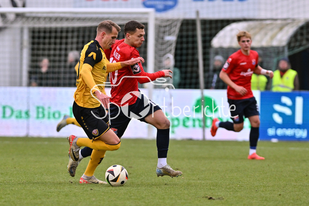 SpVgg Unterhaching - Dynamo Dresden | im Duell Lukas BOEDER (Dynamo Dresden 29) und Sebastian MAIER (SpVgg Unterhaching 10) / Zweikampf / 3. Liga: SpVgg Unterhaching - Dynamo Dresden, Uhlsportpark am 21.12.2024