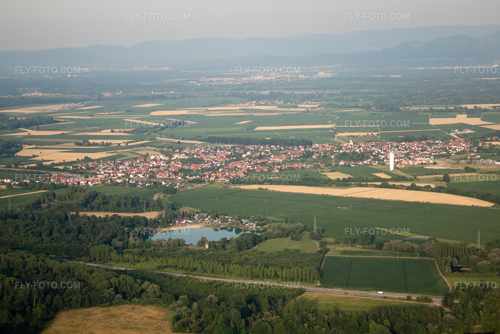 Aerial view: Roeschwoog from the west in the district Ceinture Forêt Nord in Hagenau in the state Bas-Rhin, France.Photo: IMG_30570.jpg taken on 07/09/2010 by Werner Riehm/FLY-FOTO.comResolution of the original: 4752 x 3168 px