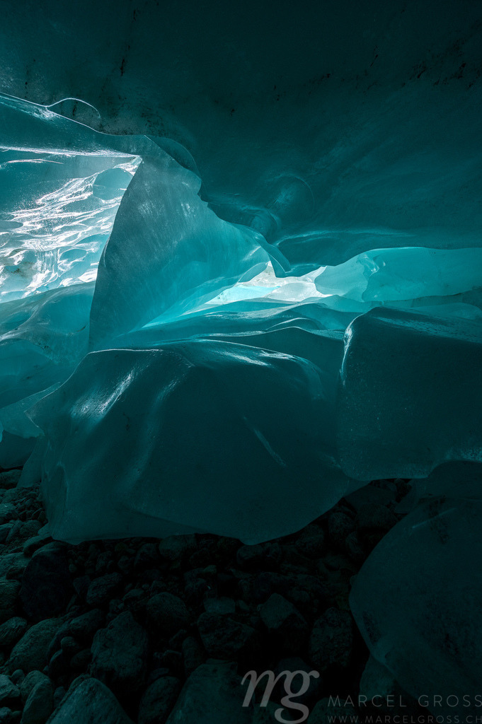 structure of glacier ice in a glacier cave in Valais | Die ideale Geschenkidee für Naturliebhaber. Naturbilder von Marcel Gross Photography für ihr Zuhause in den verschiedensten Formaten und Materialien. - Realisiert mit Pictrs.com