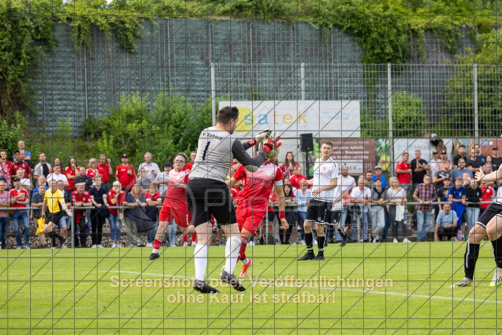 20250616_184759_0286 | #,  TV Eybach (weiß) vs. 1.FC Donzdorf II (rot), Fussball, Entscheidungsspiel 3 in Kreisliga A3 - Bezirk Neckar/Fils, Saison 2024/2025, Rasensportplatz, Staufenecker Str. 41, 73084 Salach, 16.06.2025 - 18:30 Uhr,Foto: PhotoPeet-Sportfotografie/Peter Harich