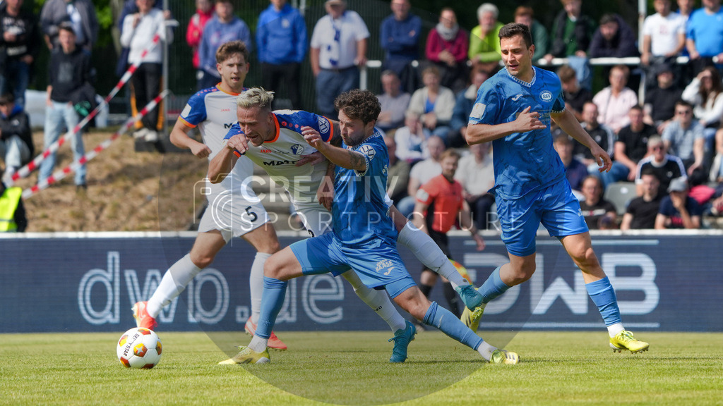 Fußball, Herren, Saison 2024/2025, Finaltag der Amateure 2025, Landespokal Brandenburg, Finale, VfB 1921 Krieschow vs. RSV Eintracht 1949, Samstag 24.05.2025, Volksparkstadion Neuruppin, | Fußball, Herren, Saison 2024/2025, Finaltag der Amateure 2025, Landespokal Brandenburg, Finale, VfB 1921 Krieschow vs. RSV Eintracht 1949, Samstag 24.05.2025, Volksparkstadion Neuruppin, Im Bild: Martin Zurwasky (l. Krieschow), Leon Hellwig (m. RSV) und Caio Mazzo Nogueira (r. RSV) - Realisiert mit Pictrs.com