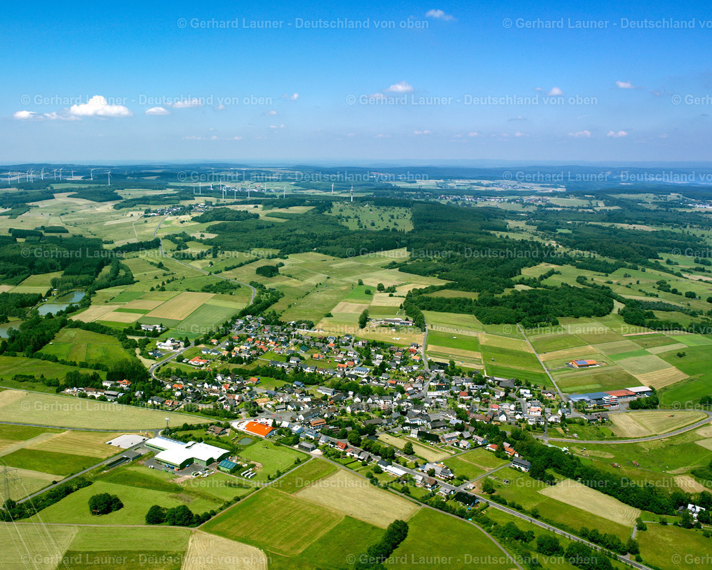 2611044 | MADEMüHLEN 09.06.2006 Landwirtschaftliche Nutzflächen und Feldgrenzen  umsäumen das Siedlungsgebiet des Dorfes in Mademühlen im Bundesland Hessen, Deutschland // Agricultural land and field boundaries surround the settlement area of the village  in Mademühlen in the state Hesse, Germany Foto: Gerhard Launer