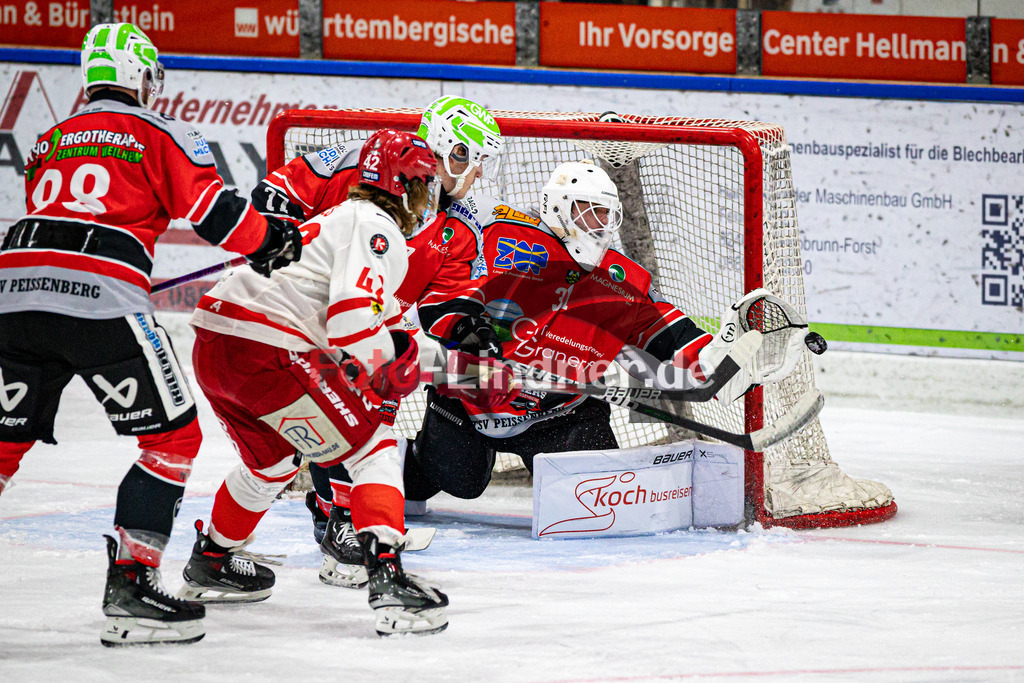 TSV Peißenberg MINERS gegen EHC Klostersee  | Eishockey Bayernliga Herren Vorrunde 2024/25, TSV Peißenberg MINERS gegen EHC Klostersee , 20241208,Xaver NAGEL (MINERS 31) in Aktion,2024-12-08 in Peißenberg (Eisstadion Peißenberg)Xaver NAGEL (MINERS 31), Bernhard SCHMID (MINERS 77), Marius KLEIN (MINERS 88)Copyright: WolfgangxLindner