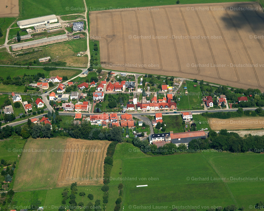 2638701 | KEFFERHAUSEN 23.08.2006 Landwirtschaftliche Nutzflächen und Feldgrenzen  umsäumen das Siedlungsgebiet des Dorfes in Kefferhausen im Bundesland Thüringen, Deutschland // Agricultural land and field boundaries surround the settlement area of the village  in Kefferhausen in the state Thuringia, Germany Foto: Gerhard Launer