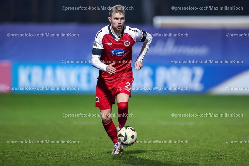 FCVK14022502157 | 14.02.2025, Fußball, FC Viktoria Köln – Alemannia Aachen, 3.Liga, Sportpark Höhenberg, Saison 2024 2025: Lars Dietz (Viktoria Köln #2)DFB regulations prohibit any use of photographs as image sequences and or quasi-video.