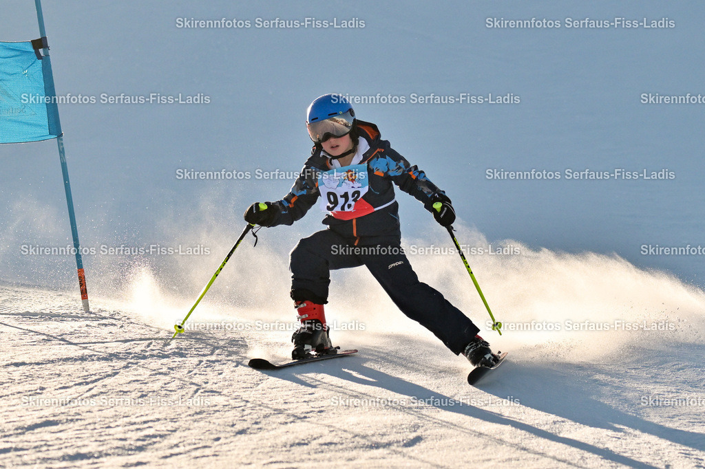 SRF_25.12.2025_0323 | Skirennfotos,Serfaus,Fiss,Ladis,Kinderskirennen,Winter,Tirol,Oberland,skirace,SFL,feelfree,weil wir's genießen,ski,Ski,skifahren,Sonnenplateau, - Realisiert mit Pictrs.com
