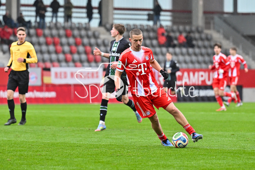 FC Bayern München - Hannover 96 | MUNICH, GERMANY - 15. FEBRUARY: am ball Yll GASHI (FC Bayern München U19 9) während dem Spiel zwischen der U19 des FC Bayern München und der U19 von Hannover 96 am 2. Spieltag der Hauptrunde der U19-DFB-Nachwuchsliga am FC Bayern Campus