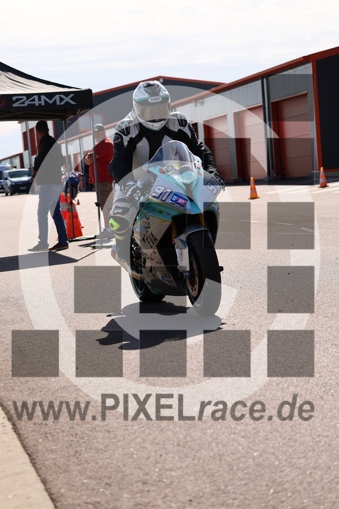 0091-20260606_03249 | Schöne Erinnerungen an spannende Momente - das festzuhalten ist unser Job. PIXELrace.de ist seit 2003 auf den Rennstrecken Europas unterwegs um die Action draußen beim Fahren und die wunderbare Stimmung imm Fahrerlager für euch einzufangen.
