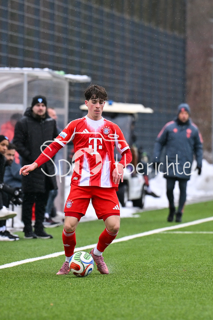 FC Bayern Amateure - SGV Freiberg Fussball | MUNICH, GERMANY - 29. JANUARY: am Ball Maximilian SCHUHBAUER (FC Bayern München II 7) während dem Testspiel zwischen den Amateuren des FC Bayern und dem SGV Freiberg Fussball am FC Bayern Campus