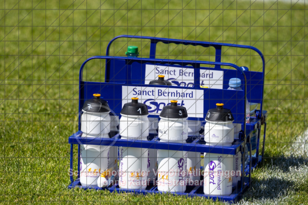 20250510_151742_0692 | #,1.FC Donzdorf (rot) vs. Karlsruher SC (blau), Fussball, EnBW-Oberliga B -Juniorinnen, 23. Spieltag, Saison 2024/2025, Rasenplatz, Lautertal Stadion, Süßener Straße 16, 73072 Donzdorf, 10.05.2025 - 14:00 Uhr,Foto: PhotoPeet-Sportfotografie/Peter Harich