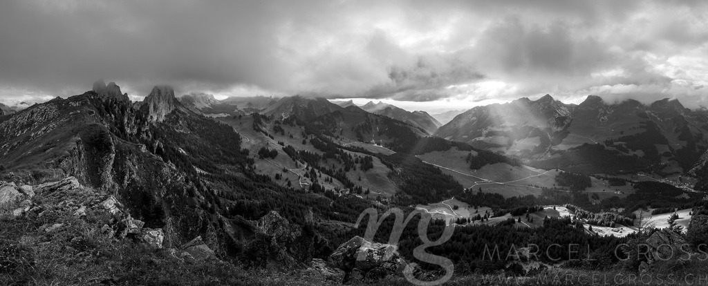 afternoon sun with rays at Gastlosen | Die ideale Geschenkidee für Naturliebhaber. Naturbilder von Marcel Gross Photography für ihr Zuhause in den verschiedensten Formaten und Materialien. - Realisiert mit Pictrs.com