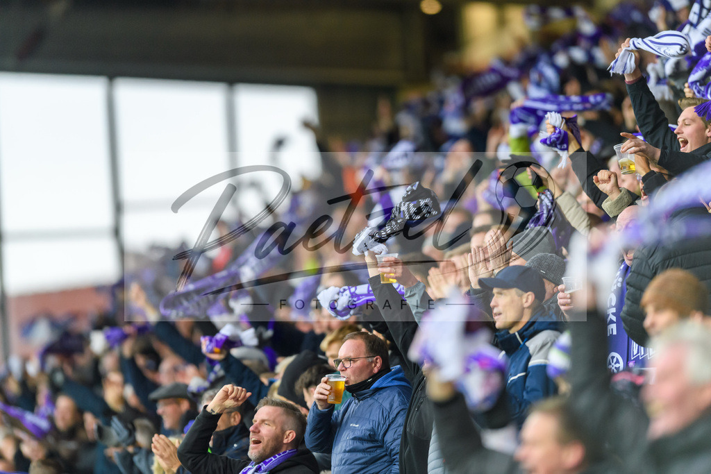 OSNTSV20211106_125 | Fussball, Herren: . Fans von VfL Osnabrueck bei dem Spiel der 3. Liga zwischen VfL Osnabrueck und TSV 1860 Muenchen im Stadion an der Bremer Bruecke am 06.11.2021 in Osnanbrueck, Deutschland.DFB / DFL REGULATIONS PROHIBIT ANY USE OF PHOTOGRAPHS AS IMAGE SEQUENCES AND/OR QUASI-VIDEO. - Realisiert mit Pictrs.com
